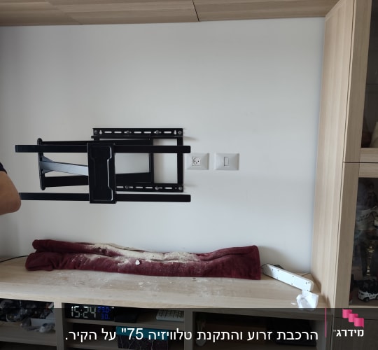 התקנת זרוע לטלוויזיה על קיר עץ